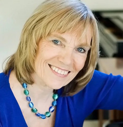 Rae de Lisle at the piano